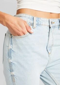 Avalon Capri -LUCY Clothing Shop Ecommerce Crop 24 04 17 AVALONSHORTS SKYLIGHT 1302 ECOMM1